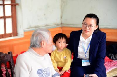 Ông Đàm Quang Dược (75 tuổi) ở thôn Núi Thành xã Tiền An đã đồng ý nhận lương hưu qua tài khoản ngân hàng sau một thời gian được đích thân Phó Chủ tịch UBND xã Tiền An vận động. Ảnh: Thanh Vân- TTXVN