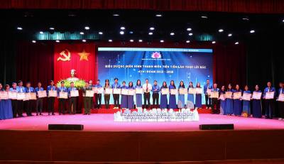36 cá nhân xuất sắc tiêu biểu được vinh danh tại Liên hoan Thanh niên tiên tiến làm theo lời Bác cấp thành phố Hải Phòng lần thứ VI, năm 2025. Ảnh: Hoàng Ngọc - TTXVN