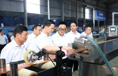 Chủ tịch UBND tỉnh Bắc Ninh Vương Quốc Tuấn đến thăm, khảo sát thực tế tại một số doanh nghiệp tư nhân Việt Nam trong lĩnh vực khoa học công nghệ trên địa bàn tỉnh. Ảnh: Thái Hùng - TTXVN