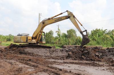 Thi công tuyến cao tốc qua huyện Cái Bè. Ảnh: Minh Trí - TTXVN