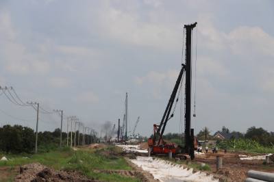 Tuyến cao tốc qua huyện Cái Bè đang dần hình thành. Ảnh: Minh Trí - TTXVN