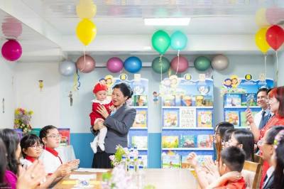 Phu nhân Ngô Phương Ly thăm lớp học tiếng Việt. Ảnh: TTXVN phát