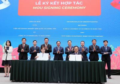 Phó Thủ tướng, Bộ trưởng Bộ Ngoại giao Bùi Thanh Sơn với các đại biểu chứng kiến lễ ký kết hợp tác giữa Hiệp hội doanh nghiệp Hàn Quốc tại Hưng Yên và Công ty cổ phần đầu tư Bảo Hưng. Ảnh: An Đăng - TTXVN
