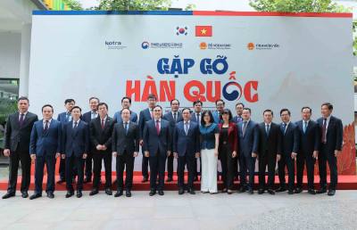 Viceprimer Ministro y Ministro de Relaciones Exteriores, Bui Thanh, hijo y otros delegados en el evento.  Foto de VNA: An đăng
