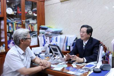 Luật sư Nguyễn Văn Hậu, Ủy viên Ủy ban Trung ương Mặt trận Tổ quốc Việt Nam, Phó Chủ nhiệm Đoàn Luật sư Thành phố Hồ Chí Minh trao đổi với phóng viên TTXVN về sự cần thiết của việc sửa đổi, bổ sung Hiến pháp 2013. Ảnh: Xuân Anh-TTXVN