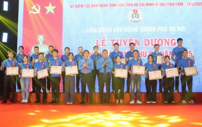 Các “Công nhân giỏi Thủ đô” năm 2025. Ảnh: TTXVN phát