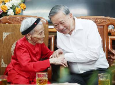Tổng Bí thư Tô Lâm thăm hỏi Mẹ Việt Nam Anh hùng Lê Thị Sáu. Ảnh: Thống Nhất – TTXVN