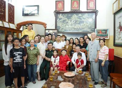 Tổng Bí thư Tô Lâm với gia đình Mẹ Việt Nam Anh hùng Lê Thị Sáu. Ảnh: Thống Nhất – TTXVN