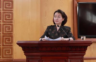 Trưởng Ban tổ chức Tỉnh ủy Lai Châu Lê Thị Hường trình bày các đề án về công tác bộ máy và công tác tổ chức cán bộ. Ảnh: Quý Trung – TTXVN