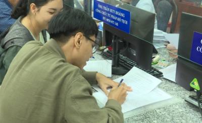 Tại các UBND phường (xã), hồ sơ lý lịch - tư pháp luôn được ưu tiên giải quyết nhanh chóng, giảm phiền hà cho người dân. Ảnh: Hữu Duyên - TTXVN 