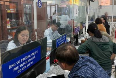 Cán bộ công chức giải thích, tư vấn, hướng dẫn để người dân nắm rõ các thủ tục hành chính. Ảnh: Hữu Duyên - TTXVN 