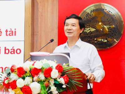 Ông Ngô Minh Tuấn, Vụ trưởng, Trưởng Ban Xây dựng Đảng, Tạp chí Cộng sản trực tiếp hướng dẫn và truyền đạt các nội dung tập huấn. Ảnh: TTXVN
