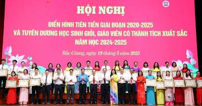 Phó Chủ tịch Thường trực UBND tỉnh Bắc Giang Mai Sơn cùng các đại biểu trao Bằng khen cho giáo viên có thành tích xuất sắc trong bồi dưỡng học sinh giỏi. Ảnh: Đồng Thúy - TTXVN