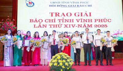 Hội đồng Giải Báo chí tỉnh Vĩnh Phúc trao giải cho các tác giả có tác phẩm xuất sắc. Ảnh: Nguyễn Trọng Lịch- TTXVN