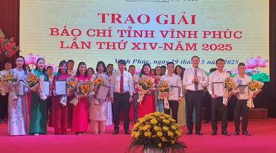 Hội đồng Giải Báo chí tỉnh Vĩnh Phúc trao giải cho các tác giả có tác phẩm xuất sắc. Ảnh: Nguyễn Trọng Lịch- TTXVN