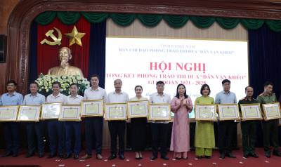 Khen thưởng các tập thể, cá nhân có thành tích xuất sắc trong phong trào thi đua "Dân vận khéo" giai đoạn 2021 - 2025. Ảnh: Thanh Tuấn - TTXVN