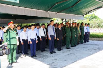 Các đại biểu mặc niệm tưởng nhớ công lao to lớn của các anh hùng, Liệt sĩ. Ảnh: TTXVN phát