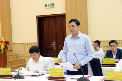 Bí thư Tỉnh ủy, Chủ tịch Hội đồng nhân dân tỉnh Bình Thuận Nguyễn Hoài Anh báo cáo tình hình thực hiện nhiệm vụ với Phó Thủ tướng. Ảnh: Chu Quốc Hùng-TTXVN
