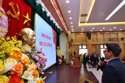 Trước cờ Tổ quốc, cờ Đảng và chân dung Chủ tịch Hồ Chí Minh và sự chứng kiến của các đảng viên trong chi bộ, học sinh xuất sắc được kết nạp Đảng đã đọc lời tuyên thệ thiêng liêng, đầy tự hào. Ảnh: Thanh Tùng - TTXVN