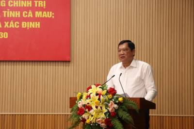 Phó Chủ tịch UBND tỉnh Cà Mau Lâm Văn Bi trình bày Báo cáo của Đảng ủy UBND tỉnh về công tác chuẩn bị cho Dự án đầu tư tuyến cao tốc, từ thành phố Cà Mau đến Đất Mũi. Ảnh: Kim Há - TTXVN