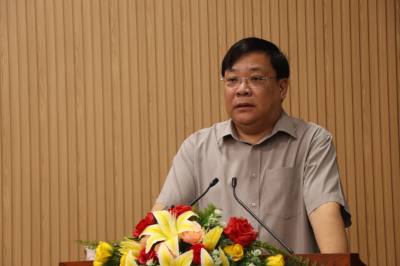 Phó Bí thư Tỉnh ủy, Chủ tịch UBND tỉnh Cà Mau Phạm Thành Ngại trình bày Tờ trình của Ban Thường vụ Tỉnh ủy về đề án hệ thống chính trị sau khi hợp nhất tỉnh Bạc Liêu và tỉnh Cà Mau. Ảnh: Kim Há - TTXVN
