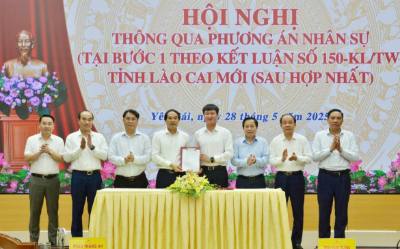 Bí thư Tỉnh ủy, Chủ tịch UBND tỉnh Lào Cai Trịnh Xuân Trường (thứ 4, trái sang) và Bí thư Tỉnh ủy Yên Bái Trần Huy Tuấn (thứ 4, phải sang) ký Nghị quyết liên tịch của Ban Thường vụ Tỉnh ủy hai tỉnh về phương án nhân sự tỉnh Lào Cai mới. Ảnh: TTXVN phát