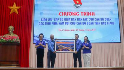  Lãnh đạo tỉnh Hậu Giang trao quà lưu niệm đến đại diện Ban liên lạc Cựu cán bộ Đoàn các tỉnh phía Nam. Ảnh: Hồng Thái - TTXVN
