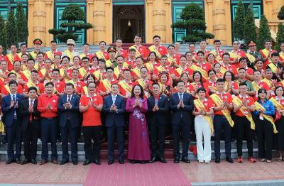 Phó Chủ tịch nước Võ Thị Ánh Xuân với các đại biểu. Ảnh: An Đăng - TTXVN