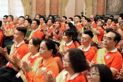 Đoàn đại biểu 100 người hiến máu tình nguyện tiêu biêu toàn quốc năm 2025 tại buổi gặp mặt. Ảnh: An Đăng - TTXVN