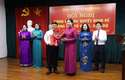Bí thư Tỉnh ủy Tuyên Quang Hà Thị Nga trao quyết định bổ nhiệm ông Mai Đức Thông giữ chức Tổng Biên tập Báo và Đài PT-TH tỉnh Tuyên Quang. Ảnh: Quang Cường – TTXVN