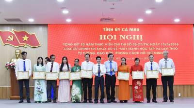 Trao Bằng khen cho các cá nhân điển hình tiên tiến trong học tập và làm theo tư tưởng, đạo đức, phong cách Hồ Chí Minh. Ảnh: Huỳnh Anh - TTXVN