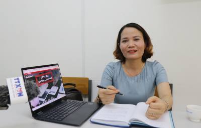 Tiến sỹ Nguyễn Thị Huyền, Trưởng Khoa Kinh tế, Trường Đại học Phạm Văn Đồng trao đổi về bài viết Thực hành tiết kiệm của Tổng Bí thư Tô Lâm. Ảnh: Phạm Cường-TTXVN