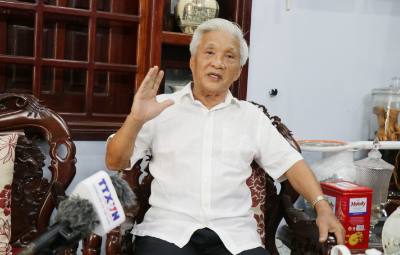 Nguyên Bí thư Tỉnh ủy Quảng Ngãi Phạm Đình Khối trao đổi về bài viết Thực hành tiết kiệm của Tổng Bí thư Tô Lâm. Ảnh: Phạm Cường-TTXVN