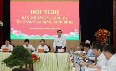 Bí thư Tỉnh ủy Ninh Bình Đoàn Minh Huấn trình bày dự thảo Báo cáo chính trị trình Đại hội Đảng bộ tỉnh Ninh Bình (sau hợp nhất, sáp nhập), nhiệm kỳ 2025-2030. Ảnh: Nguyễn Chinh - TTXVN