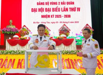 Đại hội bỏ phếu bầu Ban Chấp hành Đảng bộ Vùng 2 Hải quân nhiệm kỳ 2025-2030. Ảnh: TTXVN phát 