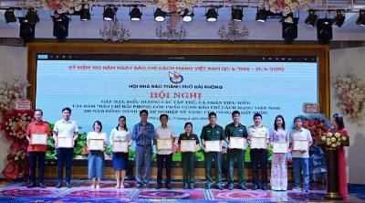Các cá nhân được Hội Nhà báo thành phố Hải Phòng khen thưởng. Ảnh: Minh Huệ-TTXVN