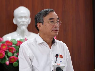 Chủ tịch UBND thành phố Đà Nẵng Lê Trung Chinh cung cấp thông tin, giải đáp các ý kiến của cử tri. Ảnh: Quốc Dũng – TTXVN