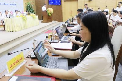 Đại biểu thông qua các đề án, nội dung tại hội nghị. Ảnh: Đinh Thùy - TTXVN