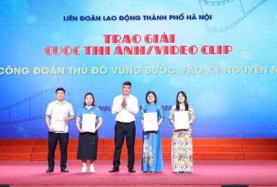Các tác giả, tác phẩm đoạt giải cao trong cuộc thi Ảnh/Video Clip “Công đoàn Thủ đô vững bước vào kỷ nguyên mới”. Ảnh: TTXVN phát