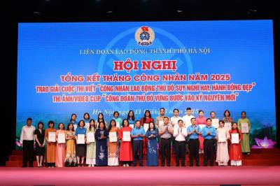 Ban tổ chức trao giải cho các tác giả đạt giải. Ảnh: TTXVN phát