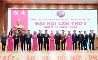 Đồng chí Nguyễn Hòa Bình trao Quyết định chỉ định Ban Chấp hành Đảng bộ các cơ quan tham mưu, giúp việc của Đảng uỷ Chính phủ nhiệm kỳ 2025 - 2030. Ảnh: An Đăng - TTXVN