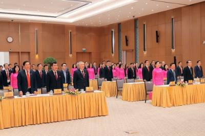 Các đại biểu thực hiện nghi lễ chào cờ. Ảnh: An Đăng - TTXVN