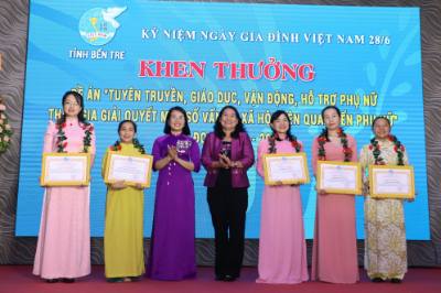 Biểu dương, khen thưởng các tập thể, cá nhân có nhiều đóng góp trong Đề án Tuyên truyền, giáo dục, vận động, hỗ trợ phụ nữ tham gia giải quyết một số vấn đề xã hội liên quan đến phụ nữ giai đoạn 2017-2027 (Đề án 938). Ảnh: Chương Đài - TTXVN