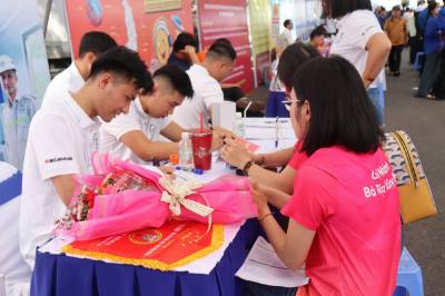 Người lao động đăng ký thông tin tìm kiếm việc làm tại một phiên giao dịch việc làm tỉnh Bà Rịa-Vũng Tàu. Ảnh: Hoàng Nhị - TTXVN