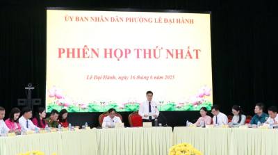 Tiến hành phiên họp thứ nhất UBND phường Lê Đại Hành, đơn vị hành chính cấp xã sau sắp xếp. Ảnh: Mạnh Tú - TTXVN