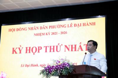 Bí thư Đảng ủy, Chủ tịch HĐND phường Lê Đại Hành Đỗ Tiến Dũng phát biểu bế mạc kỳ họp thứ nhất HĐND phường. Ảnh: Mạnh Tú - TTXVN