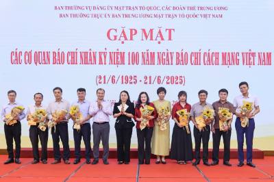 Đồng chí Nguyễn Thị Thu Hà, Ủy viên Trung ương Đảng, Phó Bí thư Thường trực Đảng ủy MTTQ, các đoàn thể Trung ương, Phó Chủ tịch - Tổng Thư ký Ủy ban Trung ương MTTQ Việt Nam; đồng chí Lê Hải Bình, Ủy viên dự khuyết Trung ương Đảng trao hoa tặng lãnh đạo các cơ quan báo chí. Ảnh: TTXVN phát