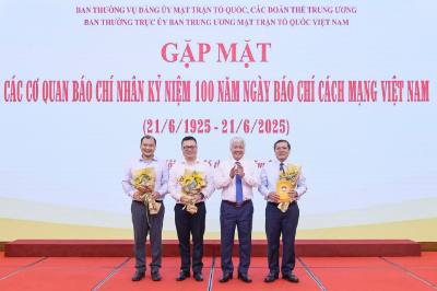 Đồng chí Đỗ Văn Chiến, Ủy viên Bộ Chính trị, Bí thư Trung ương Đảng, Bí thư Đảng ủy MTTQ, các đoàn thể Trung ương, Chủ tịch Ủy ban Trung ương MTTQ Việt Nam tặng hoa lãnh đạo các cơ quan quản lý báo chí. Ảnh: TTXVN phát