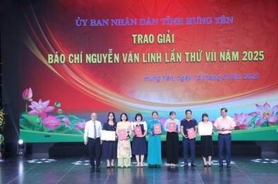 Các tác giả nhận giải thưởng. Ảnh: Mạnh Khánh - TTXVN