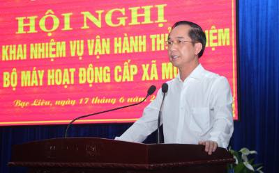 Đồng chí Trưởng Ban Tổ chức Tỉnh ủy Bạc Liêu Hồ Thanh Thủy triển khai các Quyết định thành lập Ban trù bị chuẩn bị vận hành thử nghiệm các xã, phường mới. Ảnh: Chanh Đa-TTXVN